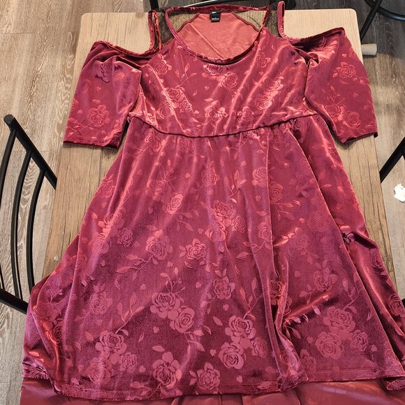 torrid Dresses & Skirts - Rare Torrid Disney hi-lo cold shoulder Rose Dress